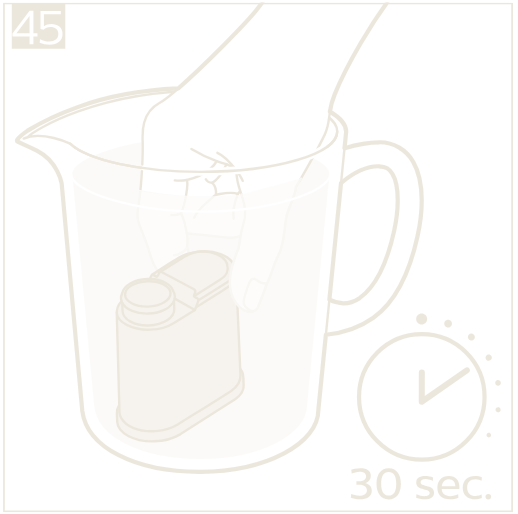 Immergi il filtro capovolto e scuotilo o premilo per 30 secondi.
