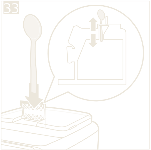 Mueve el mango de una cuchara arriba y abajo para liberar el café compactado.